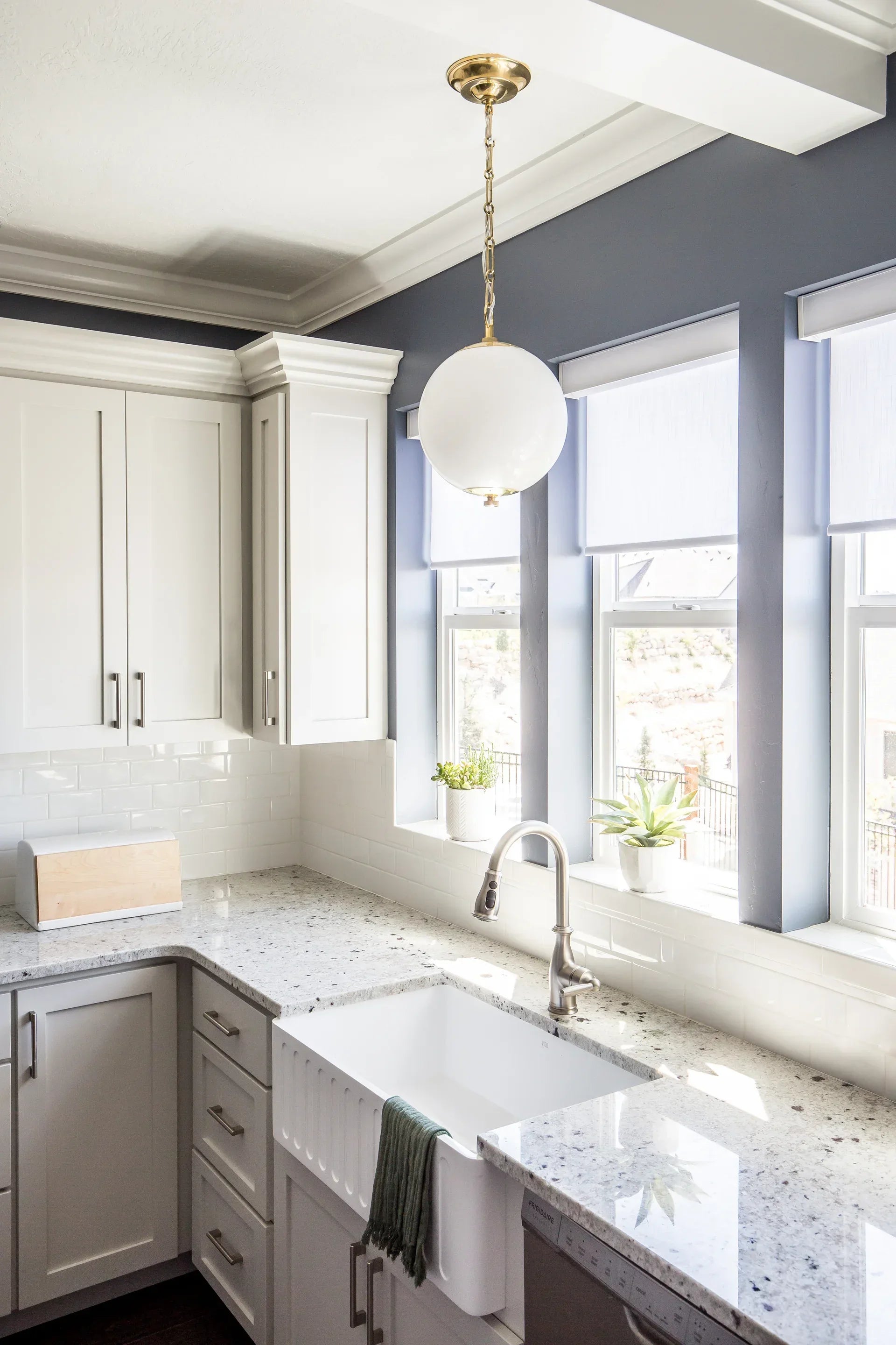 MDS700-AGB_Sphere_No1__Home-Lindsay_Arnold__Photo-_Lindsay_Salazar__1 - McNabb Furniture